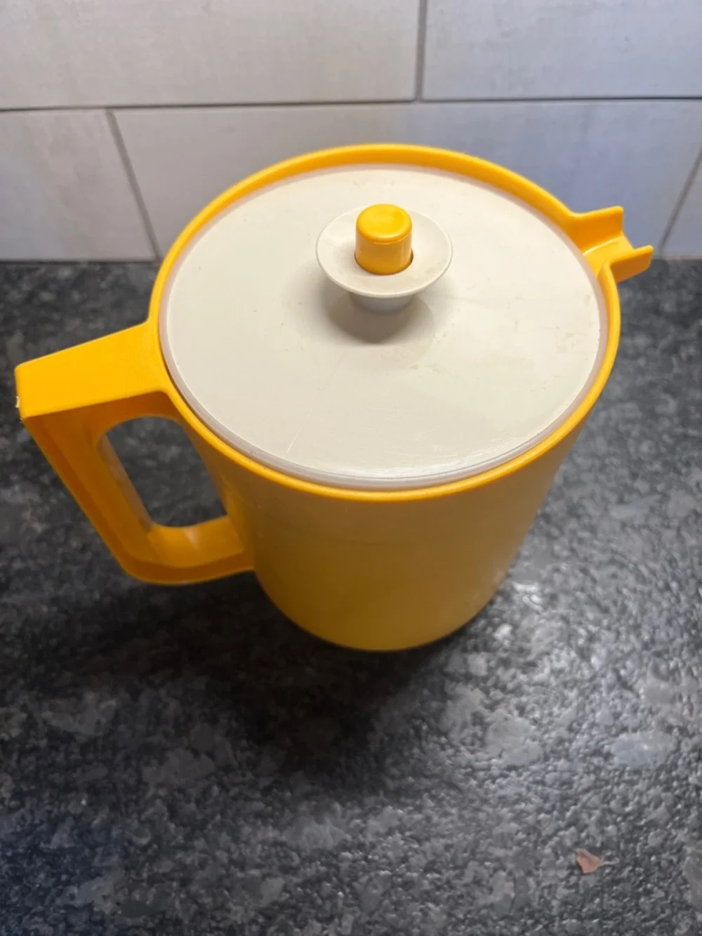 Tupperware 1 1-2 qt Yellow Plastic Pitcher with Lid and Handle - Exc Condition.